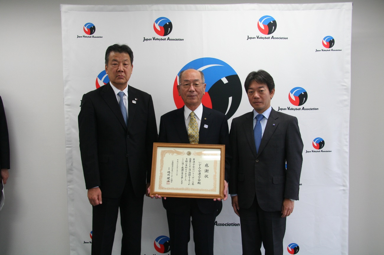 (左から嶋岡健治JVA会長、いずみ会連合会・松田英行会長、株式会社小泉・長坂剛代表取締役社長)