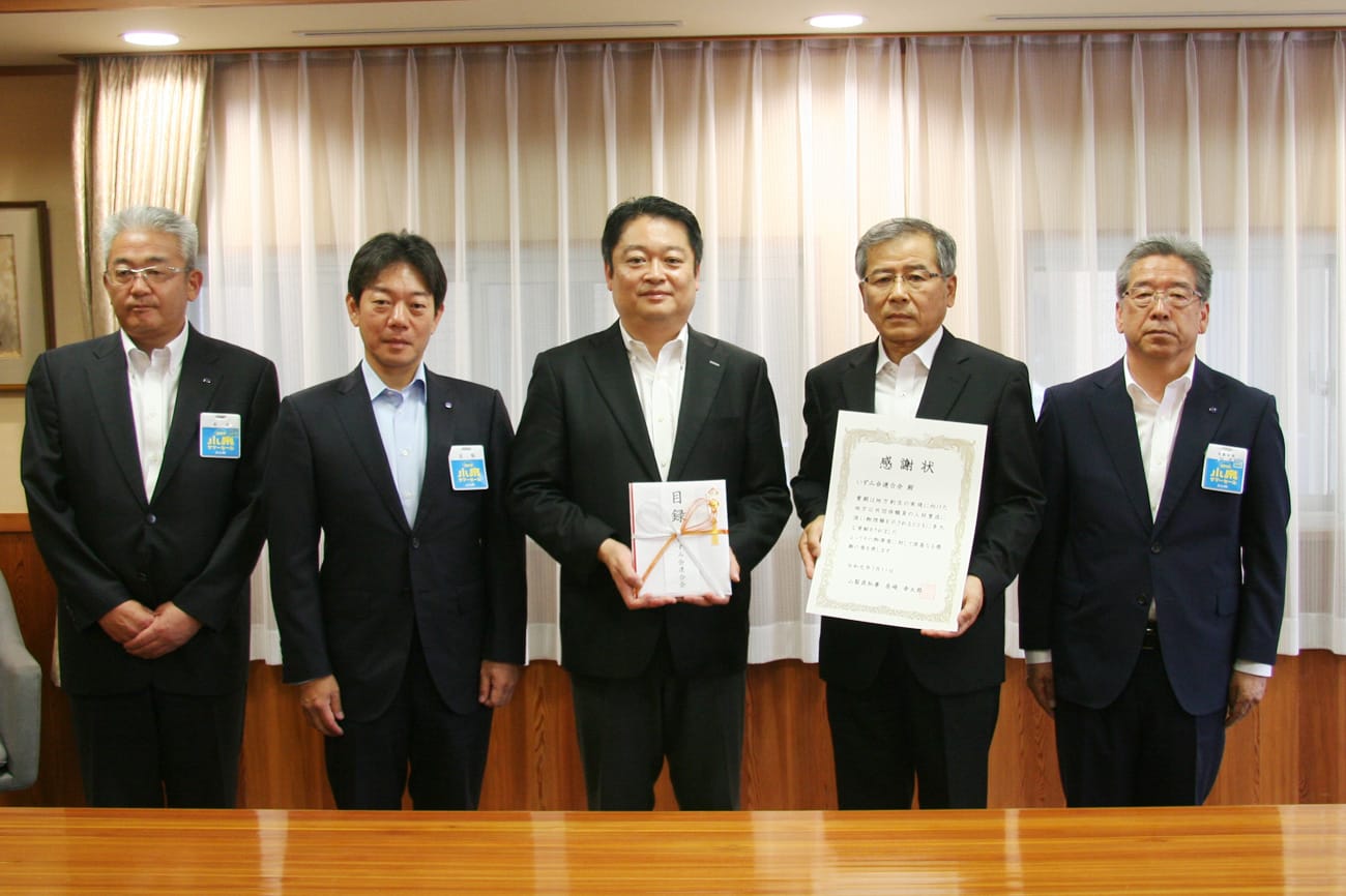 (左から株式会社小泉中部・末木明男代表取締役社長、株式会社小泉・長坂剛代表取締役社長・長崎幸太郎山梨県知事、いずみ会連合会・齊藤均山梨いずみ会会長、株式会社小泉・石井美義常務取締役)