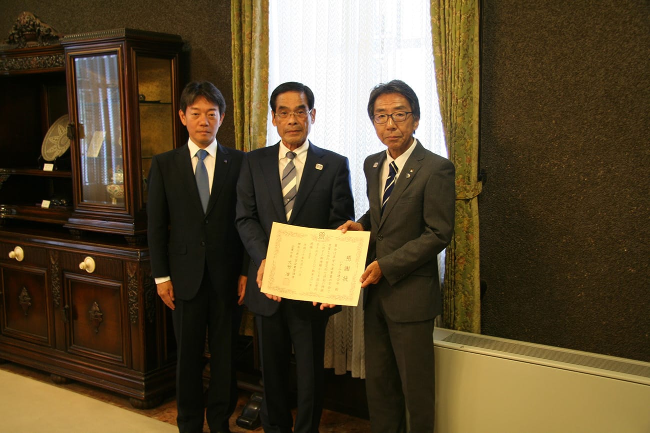 (左から長坂剛代表取締役社長、渡辺宇之助相模いずみ会会長、大竹准一企業庁長)